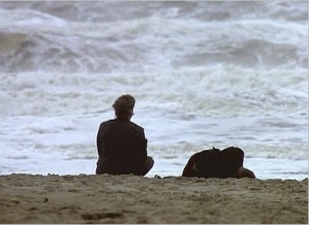 영화 <노킹 온 헤븐스 도어>의 한 장면  드디어 바다에 도착한 두 사람, 그러나...