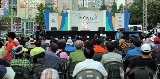지난 24일과 25일 대전 서대전시민광장에서 열린 '제1회 칼국수축제'
