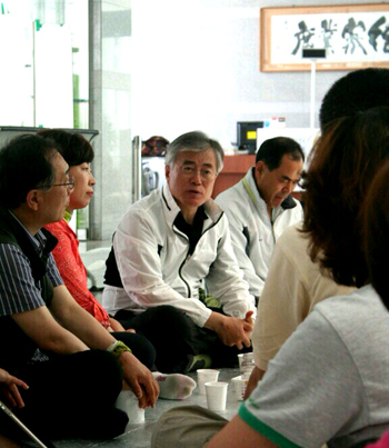 민주당 문재인 의원이 26일 진주의료원을 찾아 노조원들과 간담회를 가졌다.