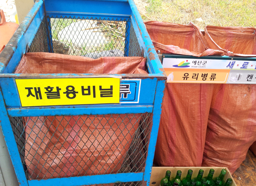 예산군 예산읍의 한 아파트 단지 안에 재활용비닐 분리배출함이 설치돼 있는 모습.