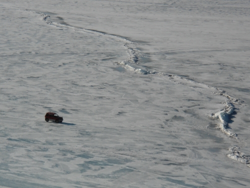물결 그대로 얼어붙은 바이칼 호수를 달리는 자동차. S와 나는 시베리아를 함께 여행하며 우리를 가르는 경계들을 넘고 싶었다. 