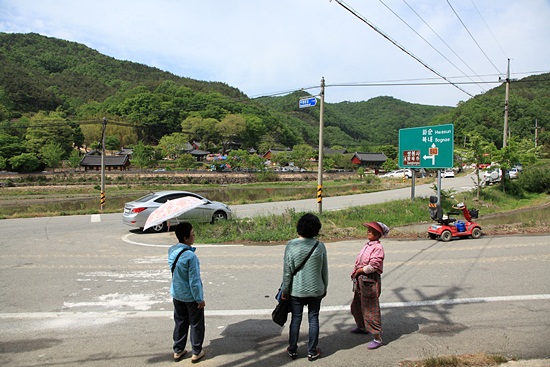 변변한 정류장도 표지판도 없는 삼거리에 승객이라곤 단 세 명뿐이었다.
