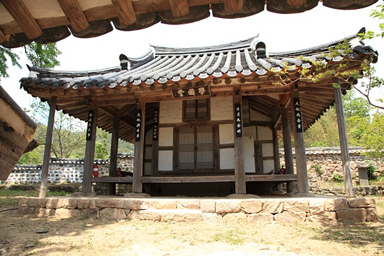 학포당은 조선 중종 때의 학자이자 서화가인 학포 양팽손이 사용하던 서재였다. 다락이 있는 2층으로  된 정자로 여느 정자와는 다른 구조를 보여준다.
