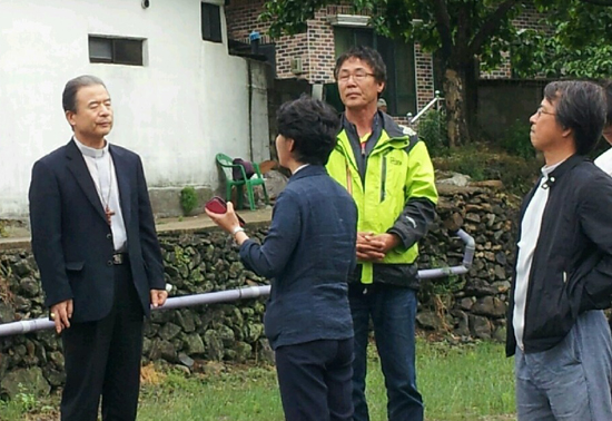  천주교 주교회의 정의평화위원장인 이용훈 주교가 28일 오후 밀양 송전탑 공사 현장을 찾아 주민들을 위로하고 격려했다.