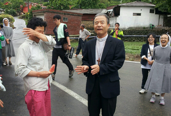  천주교 주교회의 정의평화위원장인 이용훈 주교가 28일 오후 밀양 송전탑 공사 현장을 찾아 주민들을 위로하고 격려했다.