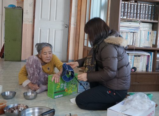 고생 끝에 골병든 채 집 안에만 머물러 계신 어머니