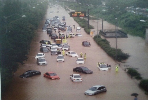 홍수가 발생해 차량이 물에 잠긴 사진이 자연재해사진전에서 전시됐다. <자연재해 사진전 전시作>