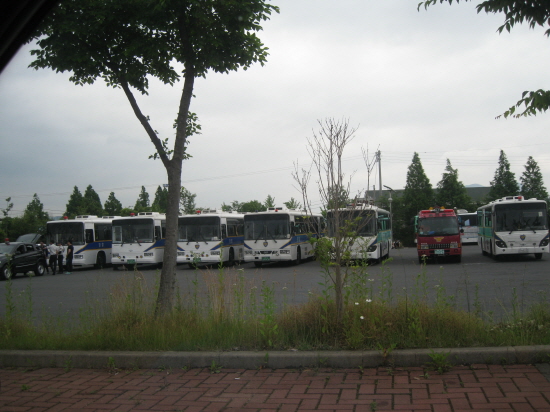 진주의료원 주차장에 경찰버스가 세워져있다. 