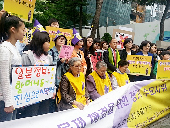 2013년 주한일본대사관 앞 1076차 일본군 '위안부' 문제 해결을 위한 정기 수요시위에 참여한 이막달 할머니.대열을 맨 앞에 왼쪽부터 김복동, 길원옥 할머니에 이어 이 할머니가 함께하고 있다.
