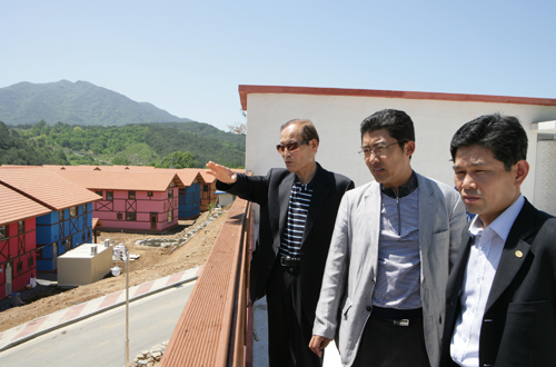 고현석(왼쪽) 강빛마을 촌장이 마을을 찾은 곡성군 공무원들에게 강빛마을을 설명하고 있다.