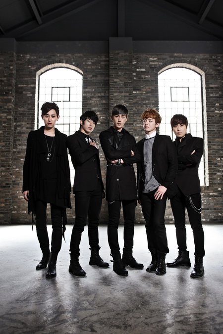  일본 내 한국 유학생들로 결성된 남성 5인조 그룹 어택(Attack)은 일본에서 활동한 후, 올해 데뷔를 앞두고 있다.  