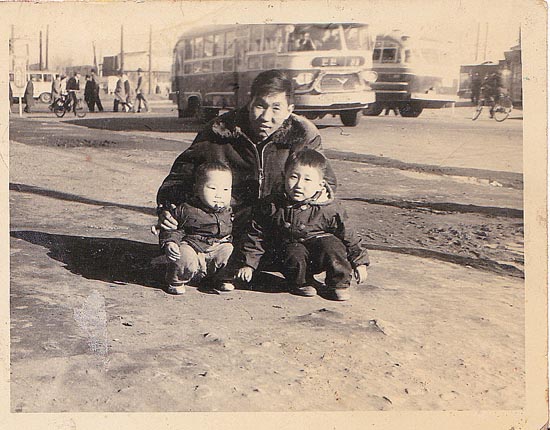 피난민 아버지와 형(오른쪽) 그리고, 나