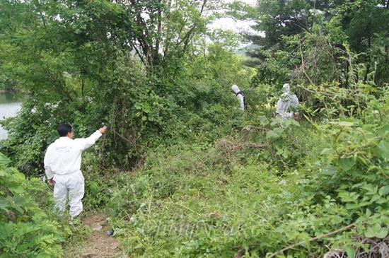  지난 29일 경북 경주시 건천읍 화천리의 한 저수지에서 대구시경 경찰관들이 숨진 대학생 남아무개씨와 관련된 증거물을 찾기 위해 조사를 벌였다.