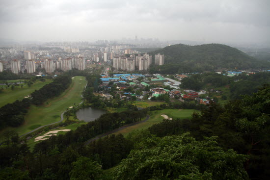  남한산성 자락의 캐슬렉스서울CC는 날씨가 좋은 날, 남산타워를 비롯한 서울 시내가 한 눈에 조망된다.  