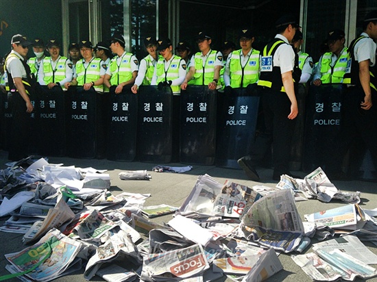  어버이연합 회원들이 던진 신문지가 시청 정문에 버려져 있다.