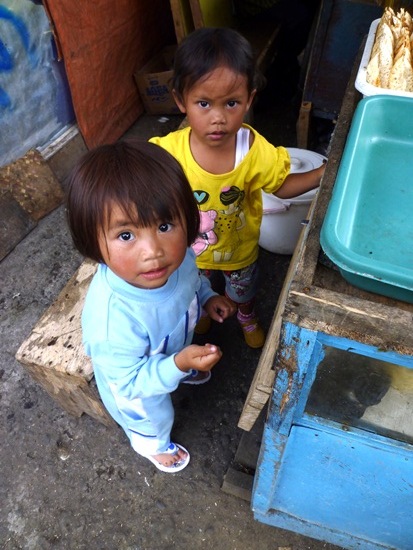 마을을 거닐다 아이들과 사탕을 나눠먹다. 