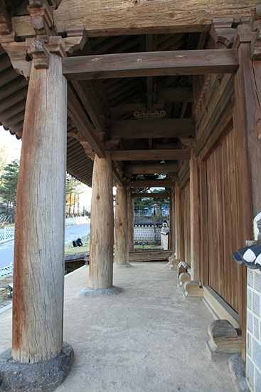 임영관 삼문의 배흘림기둥 또한 현존하는 목조문화재 중에서 가장 크다고 한다.