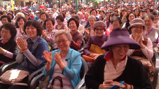 조계사 앞마당에 모인 3천여명의 대중들이 법륜스님의 답변을 듣고 뜨거운 박수갈채를 보내고 있다. 
