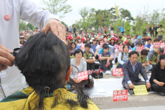  경남도가 진주의료원 폐업 발표를 한지 사흘째인 31일 오후 전국보건의료산업노동조합은 진주의료원 현관 앞에서 '폐업 철회 촉구 결의대회'를 열었다. 사진은 전국 3개 의료원지부장들이 결의를 다지면서 삭발식을 하고 있는 모습.