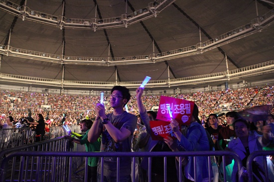  10년 만에 19집을 발매한 가수 조용필이 31일 서울 송파구 올림픽공원 체조경기장에서 전국 투어 콘서트를 시작했다. 