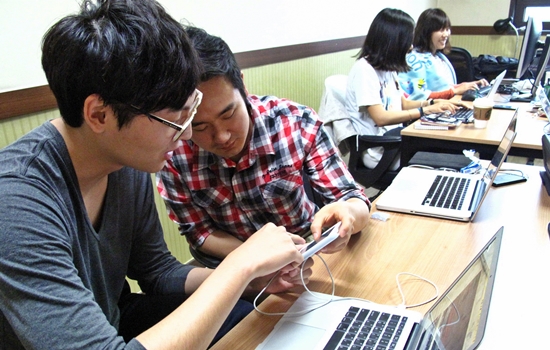 서울 방배동의 한 오피스텔에 위치한 스타일쉐어 사무실. 직원들이 스타일쉐어 어플리케이션을 보며 논의를 하고 있다. 
