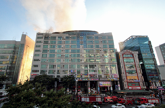 성남 모란시장 재개발 홍보관에서 번진 화재로 인해 M 주상복합건물 상층부에서 연기가 나오고 있다.