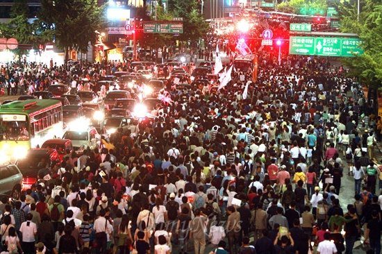2008년 5월 31일 밤 서울시청앞 광장에서 열린 광우병위험 미국산쇠고기 수입반대 및 재협상 촉구 24차 촛불문화제를 마친 시민, 학생 수천명이 사직공원을 지나 청와대를 향해 행진을 벌이고 있다.