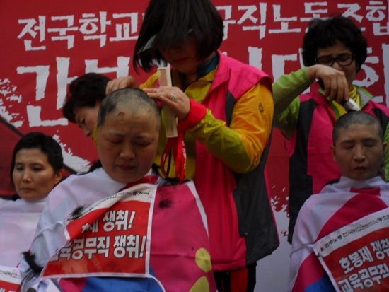 학비노조 대표단은 호봉제 도입과 교육공무직 전환 실시를 박근혜 정부에 청원하며 삭발식을 거행 했습니다. 삭발하는 동안 많은 참석자들이 훌쩍이며 눈물을 훔쳤습니다.