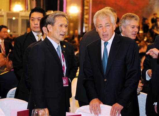  제12차 아시아 안보회의(샹그릴라 대화)에 참석 중인 김관진 국방부 장관이 31일 싱가포르 샹그릴라호텔에서 열린 공식 만찬에 참석, 척 헤이글 미국 국방장관과 이야기를 나누고 있다.<국방부>
