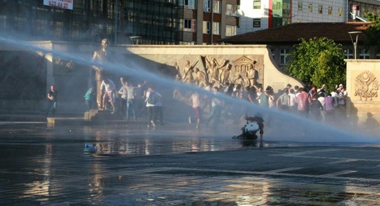 #OuupyGezi 텀블러(http://occupygezipics.tumblr.com/)에 올라온 터키 이스탄불 반정부 시위 현장 모습. 경찰이 시위대에게 물대포를 쏘고있다.