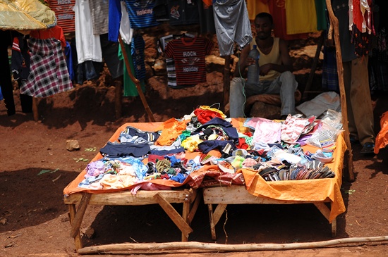 에티오피아의 옷가게에서는 대부분 구제의류를 판매 한다.