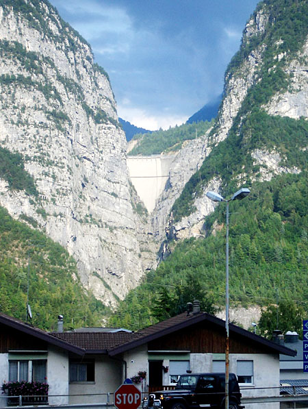세계적인 참사로 기록된 이탈리아 '바이온트 댐' 사고가 일어났던 현장 모습. 댐 앞을 지나는 이들은 그날의 죽음을 추모하기 위해 잠시 가던 길을 멈춘다. 