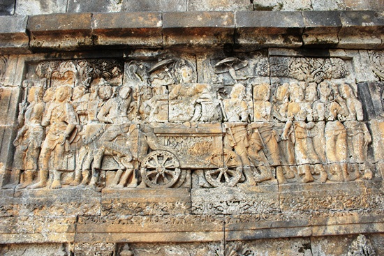 부처의 가르침과 일대기를 그린 보로부두르 사원 벽의 부조