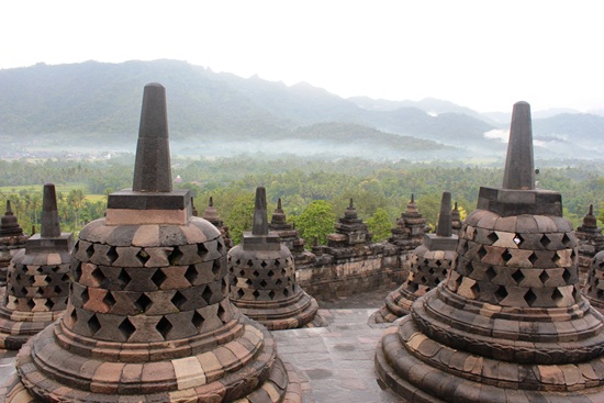 보로부두르 사원 상층, 세 개의 단에 위치한 종 모양의 탑(스투파)들