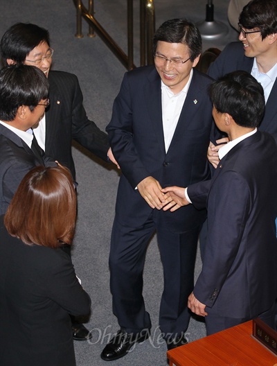  황교안 법무부장관이 원세훈 전 국정원장을 선거법 위반으로 기소하자는 검찰에 부당한 압력을 가한 것으로 알려진 가운데 4일 국회 본회의장에서 민주당 국정원진상조사특위와 법사위원들에게 둘러싸인채 면담요청을 받고 있다. 