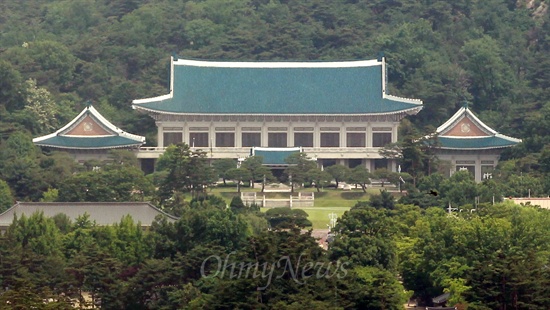 박근혜 대통령 취임 100일째를 맞는 4일 오전 서울 종로구 프레스센터 창문 너머로 청와대가 보이고 있다.