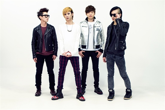  밴드 포스트패닉. 왼쪽부터 김상균(드럼), 앤디(보컬, 기타), 켄(기타), PJ(베이스)