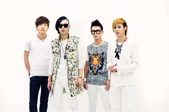  밴드 포스트패닉. 왼쪽부터 켄(기타), PJ(베이스), 김상균(드럼), 앤디(보컬, 기타)