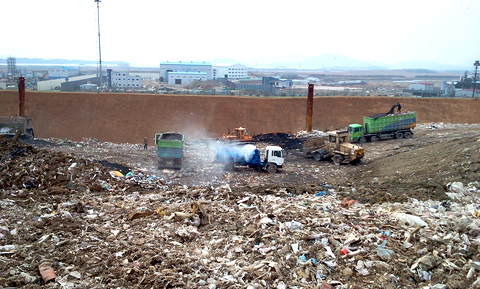 수도권 쓰레기 매립지. <사진 출처 : 인천시>
수도권매립지에는 작년 한해 폐기물 327만톤이 매립됐다. 서울시가 48%, 경기도가 35%를 차지했다. 인천에서 배출하는 쓰레기는 17%였다. 서울시에서 배출하는 매립 쓰레기 100%가 수도권매립지에 매립되고 있다.
