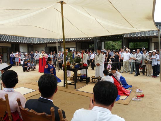 경기도 용인시 보라동의 한국민속촌에서 재현된 전통 혼례식. 
