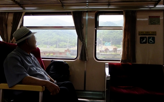 편안함과 정겨움이 묻어나 기차 여행의 기분이 나게 해주는 경원선 열차의 좌석. 