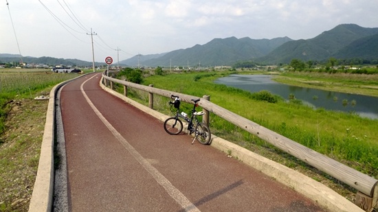 신탄리역에서 대광리역, 신망리역, 연천역 사이엔 마을, 개천, 농로 옆을 지나는 도보 겸 자전거 도로가 나있다. 