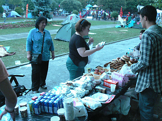 가정에서 직접 준비한 음식을 가져다 무료 음식가판대에 설치하는 시민의 모습.