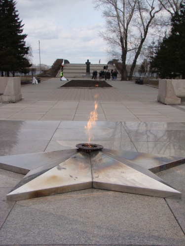 이르쿠츠크 시내의 '꺼지지 않는 불'. 멀리 레닌의 흉부상도 보인다