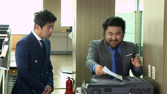  MBC 에브리원에서 방영 중인 <나인투식스>의 한 장면.