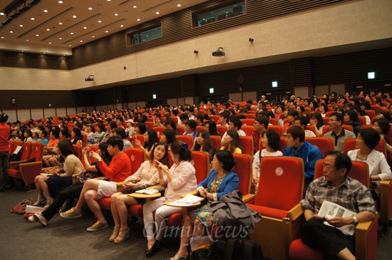 경북대 경하홀에서 7일 오후 열린 '새로운 100년 북콘서트 시즌3'에 모여든 청중들.  