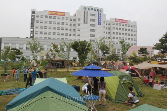  경남도가 2013년 5월 29일 진주의료원 폐업을 발표한 가운데, 전국보건의료산업노동조합은 8일 오후 의료원 앞에서 "진주의료원 지키기, 공공의료 지키기 위한 생명버스와 희망텐트" 행사를 벌이고 있다.