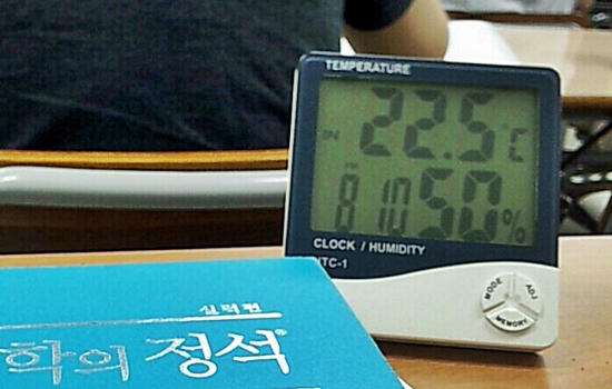 서울 대치동 한 학원의 7일 오후 8시께의 실내 온도. 밤인 데도 에어컨을 튼 채 낮은 온도를 유지하고 있다.