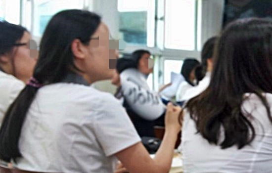 서울 강남구의 한 고등학교. 낮 최고기온이 31도까지 올라간 7일, 한 학생이 연신 부채질을 하고 있다. 