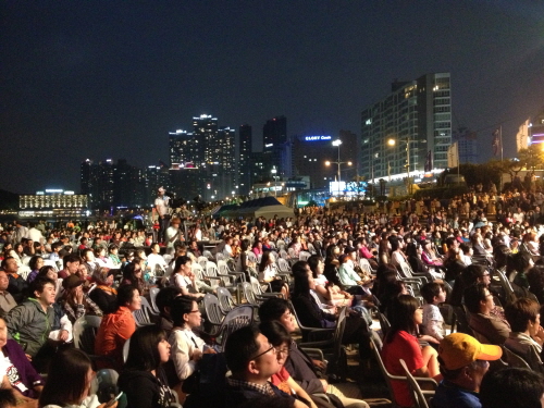 축제의 마지막 밤, 많은 사람들이 다양한 공연을 보며 축제를 즐기고 있다.